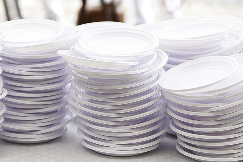 Купить одноразовую посуду пластиковую. Одноразовая посуда. Одноразовый пластик. Посуда пластиковая белая одноразовая. Одноразовая посуда крепкий пластик.